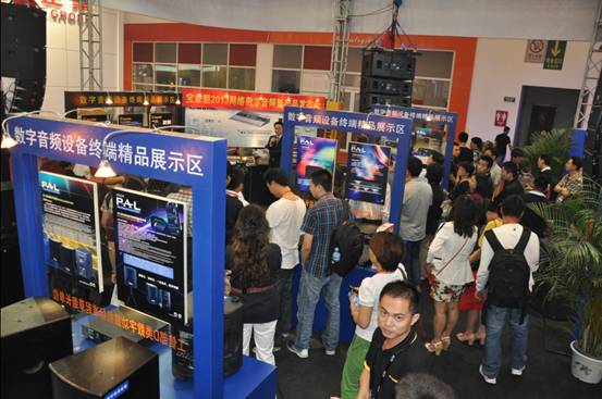 觀展商們紛紛駐足觀看寶業(yè)恒的新品發(fā)布會(huì)