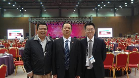 宝业恒公司董事长兼CEO周宝宁先生（右）、宝业恒公司副总经理周其麟博士和潘汉林先生