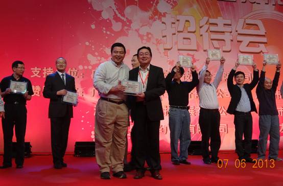 Bao Ye Heng Vice President Dr. Qilin Zhou accepting the award